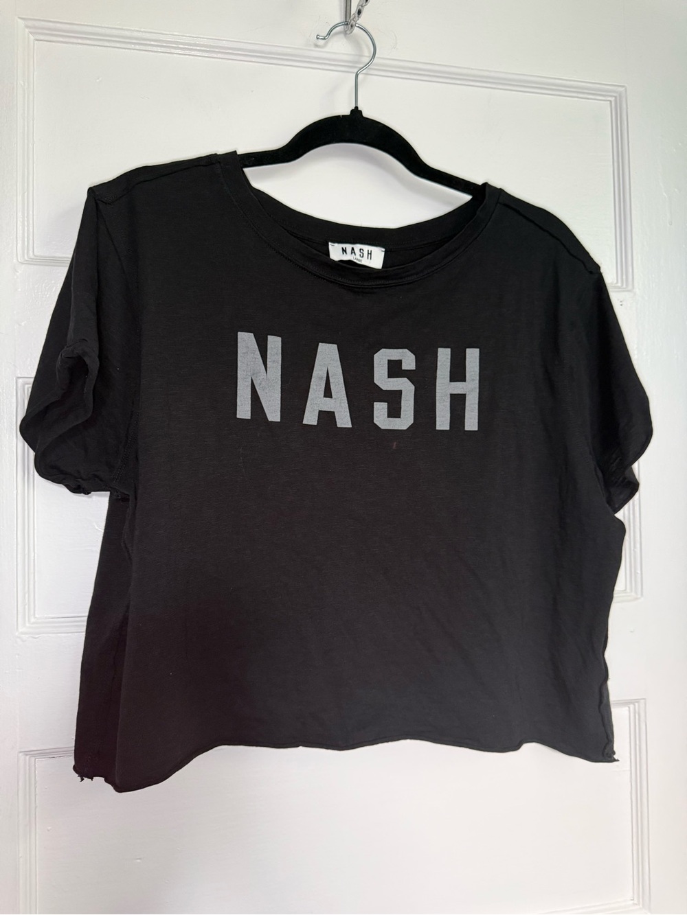 NASH Edgy Casual Black Cropped Graphic Tee w/Raw Distressed Hem 90’s Grunge Sz L